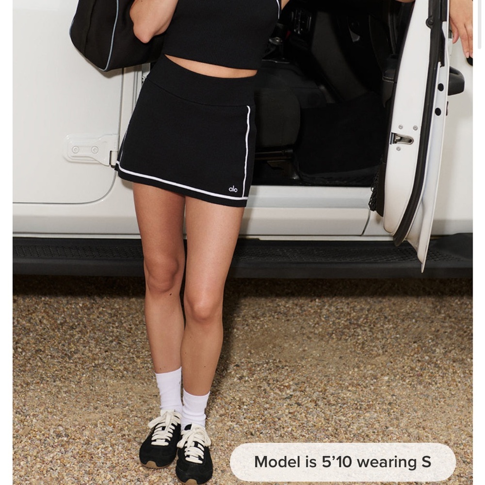 ALO Yoga Black Skirt with White Piping - Picture 2 of 2
